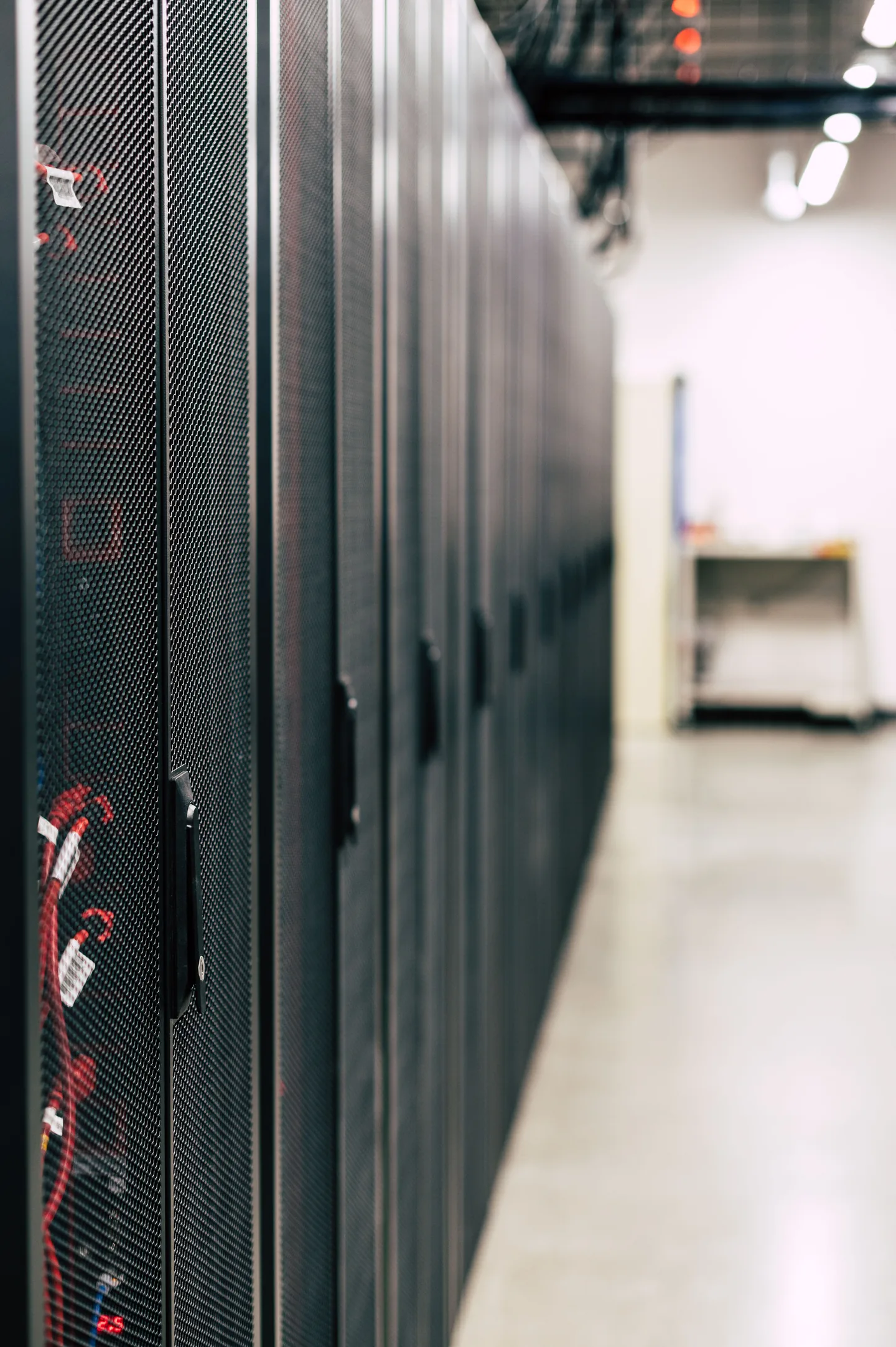 Serverracks in einem modernen Rechenzentrum